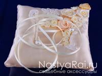 Подушечка с розочками, персик
