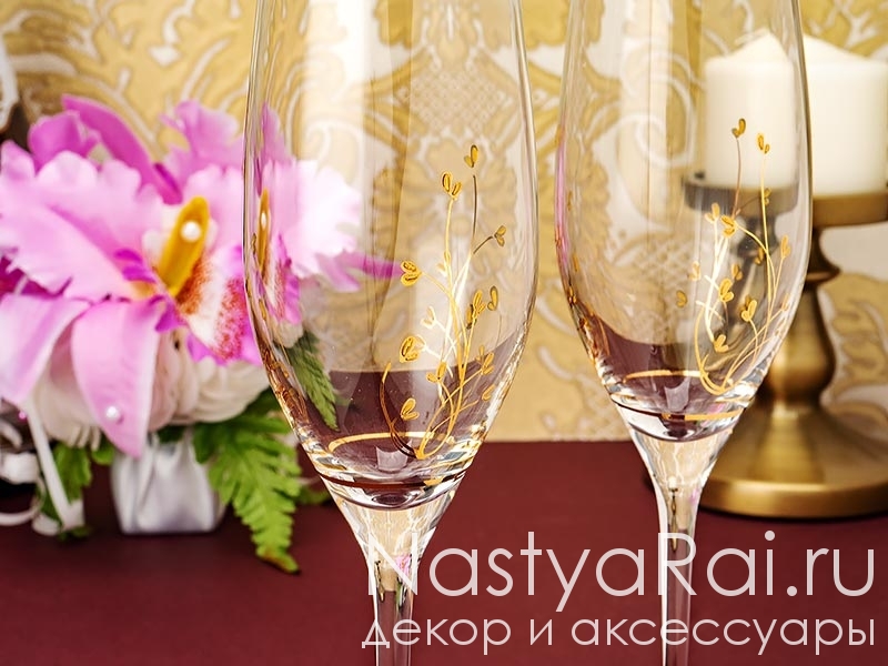 Фото. Свадебные бокалы с изящным золотым узором.