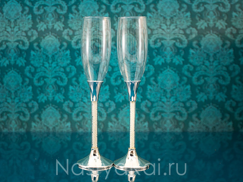 Фото. Свадебные бокалы с жемчугом.