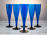Синие пластиковые бокалы для шампанского. Фото 000.