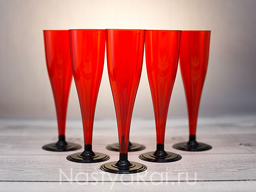 Красные пластиковые бокалы для шампанского