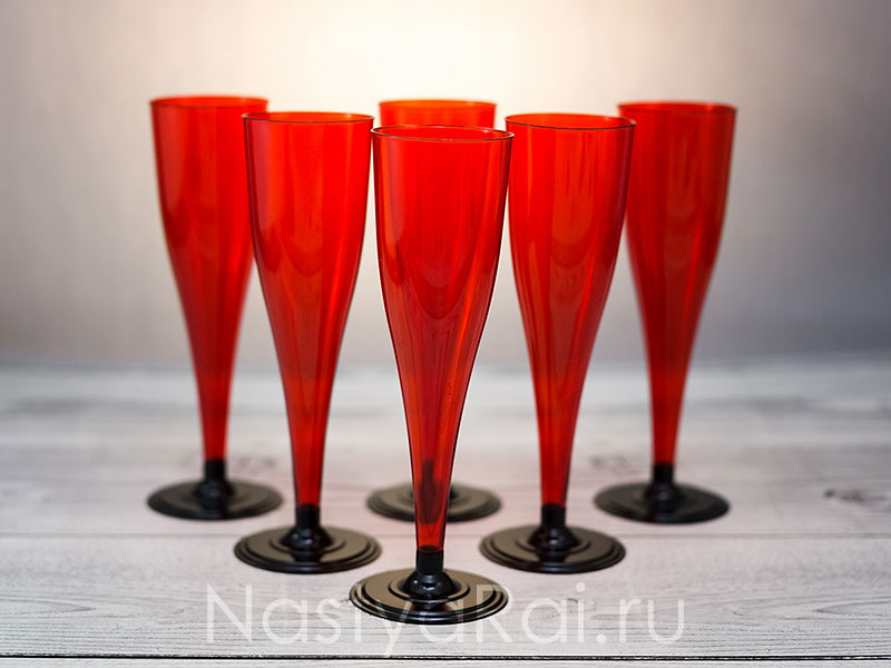 Фото. Красные пластиковые бокалы для шампанского.