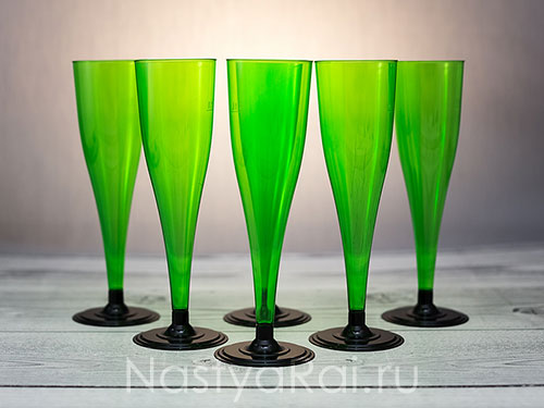 Зеленые пластиковые бокалы для шампанского