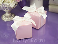 Квадратная коробочка с лентой. Розовая. Фото 000.
