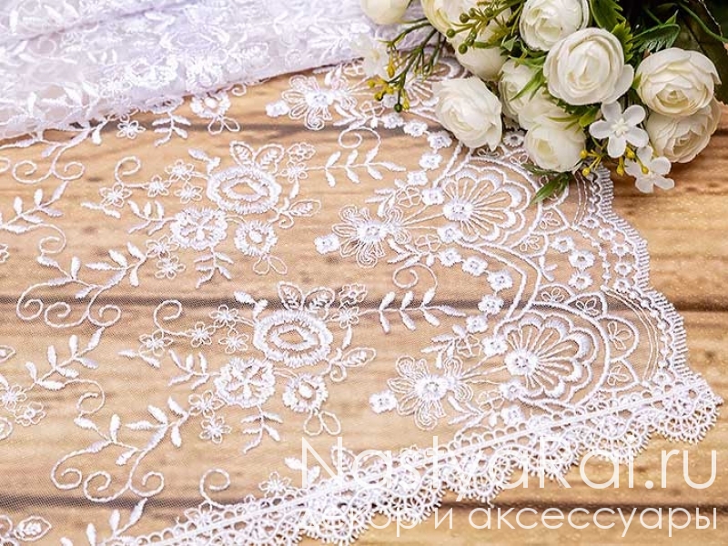 Фото. Белый венчальный палантин с флористическим узором.