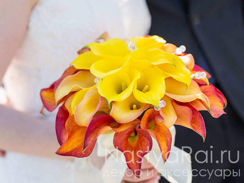 Фото. Букет невесты из желтых и рыжих калл.