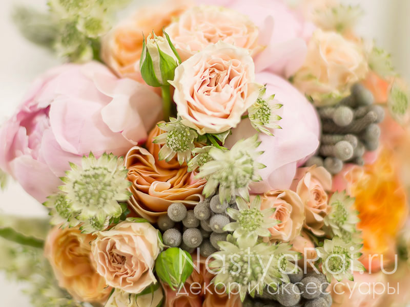 Фото. Летний букет невесты из пионов и кустовой розы.