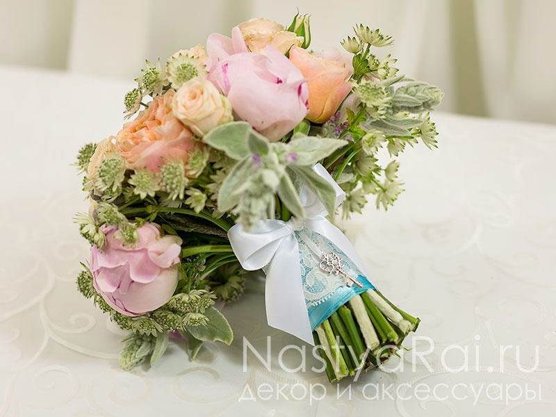 Фото. Летний букет невесты из пионов и кустовой розы.