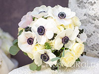Черно-белый букет невесты из анемонов и роз. Фото 000.