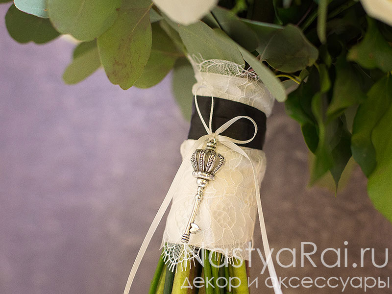 Фото. Черно-белый букет невесты из анемонов и роз.