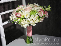 Нежный букет невесты из эустомы, фрезии и роз. Фото 000.