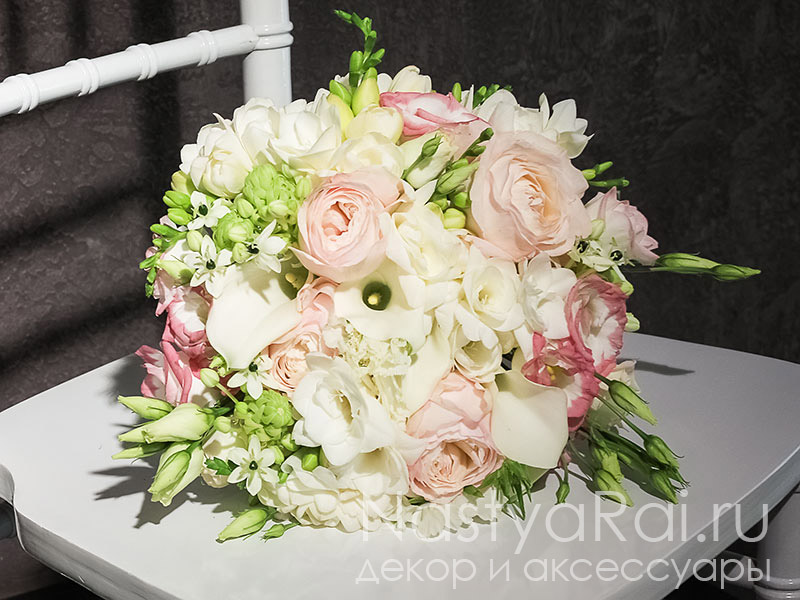 Фото. Нежный букет невесты из эустомы, фрезии и роз.