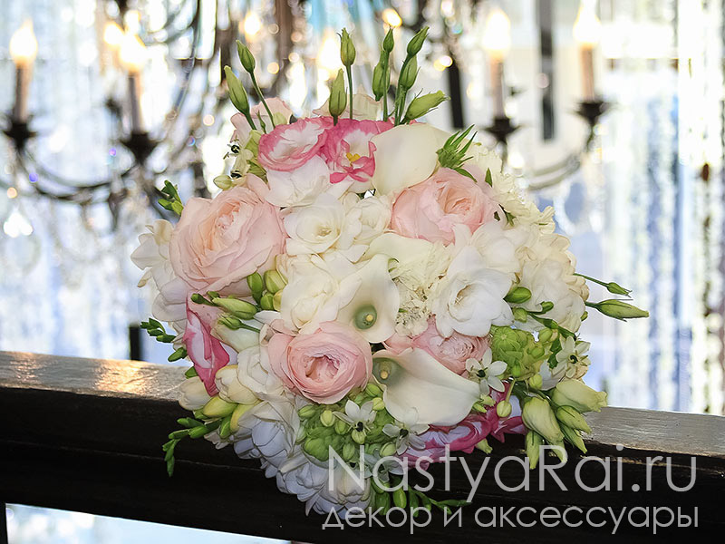Фото. Нежный букет невесты из эустомы, фрезии и роз.