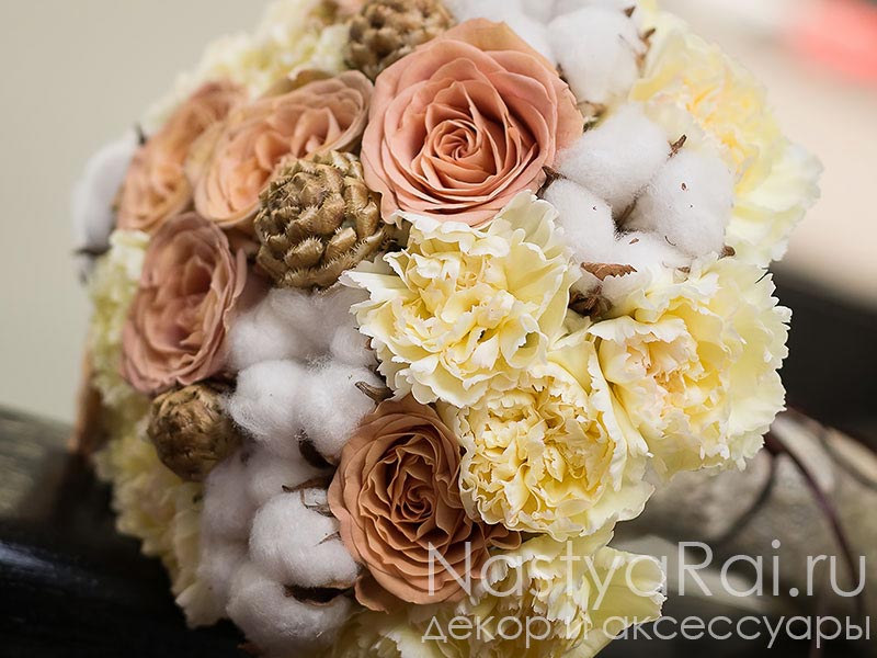 Фото. Модный букет невесты в цвете капучино.