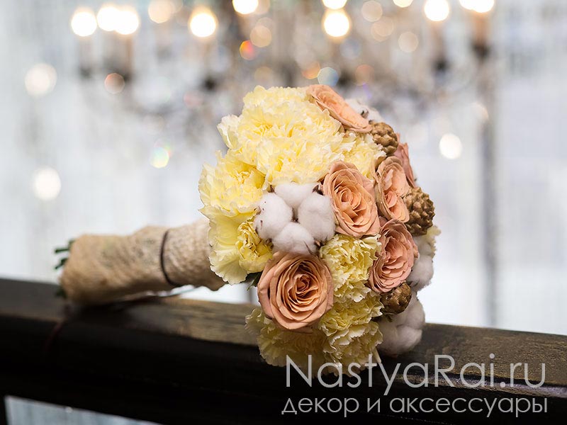 Фото. Модный букет невесты в цвете капучино.