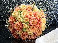Классический букет невесты из роз. Фото 000.