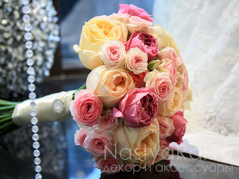 Фото. Букет невесты из пионовидных роз.