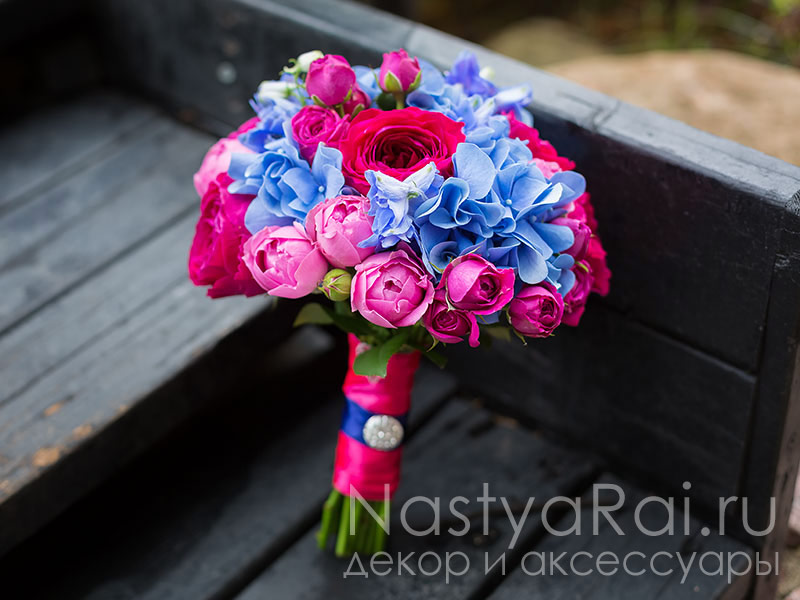 Фото. Букет невесты из пионовидных роз с гортензией.