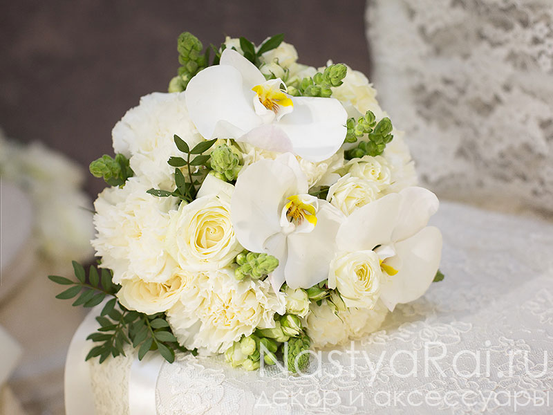 Фото. Белый букет невесты с орхидеей.