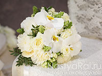 Белый букет невесты с орхидеей. Фото 000.
