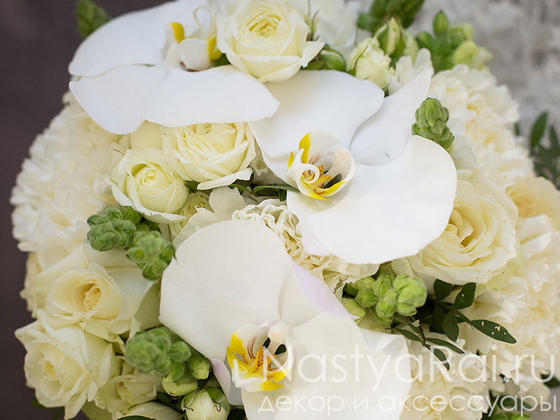 Фото. Белый букет невесты с орхидеей.