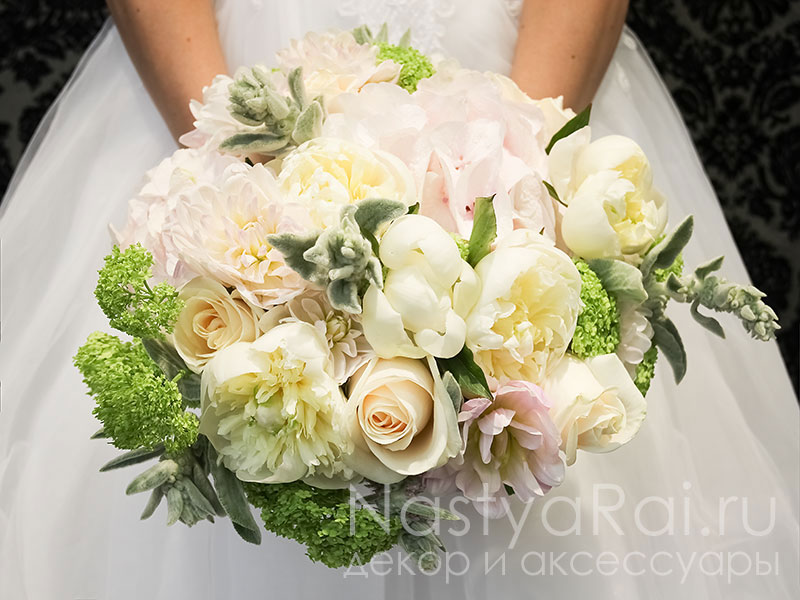 Фото. Букет невесты из пионов, розы и гортензии.