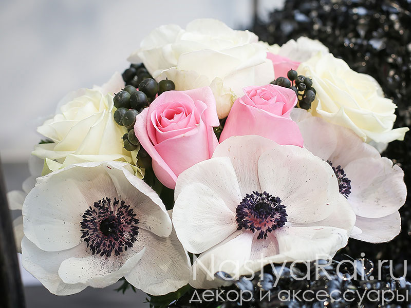 Фото. Букет невесты из анемонов и роз.
