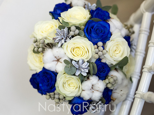 Букет невесты с синими розами и хлопком
