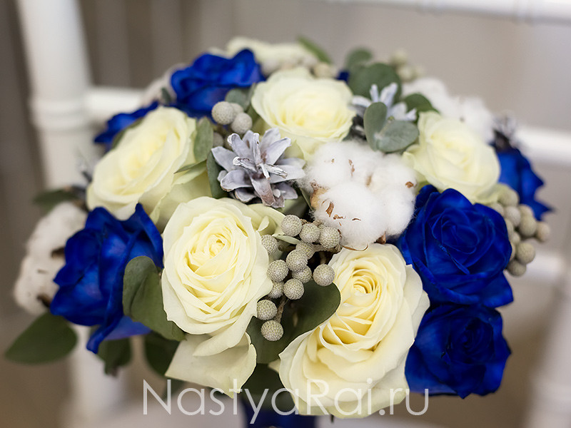 Фото. Букет невесты с синими розами и хлопком.