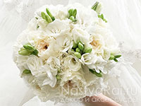 Букет невесты из пионовидной розы и фрезии. Фото 000.