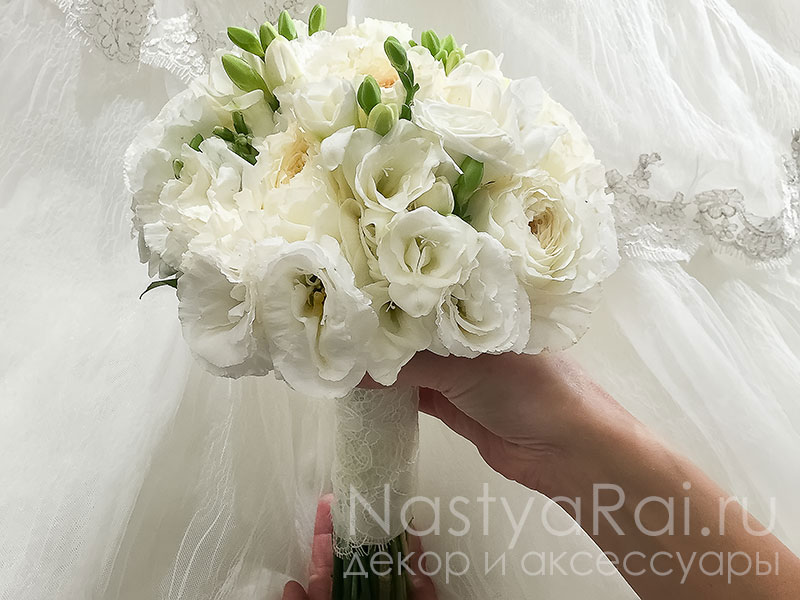 Фото. Букет невесты из пионовидной розы и фрезии.