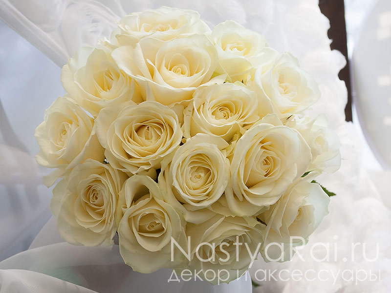 Фото. Букет невесты из белых роз.