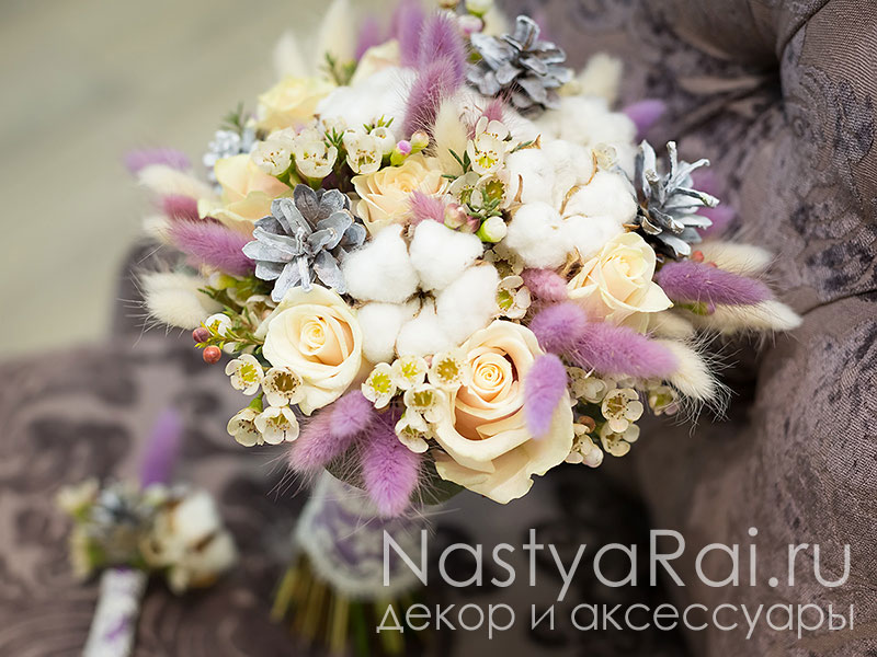 Фото. Букет невесты в сиренево-кремовом цвете.