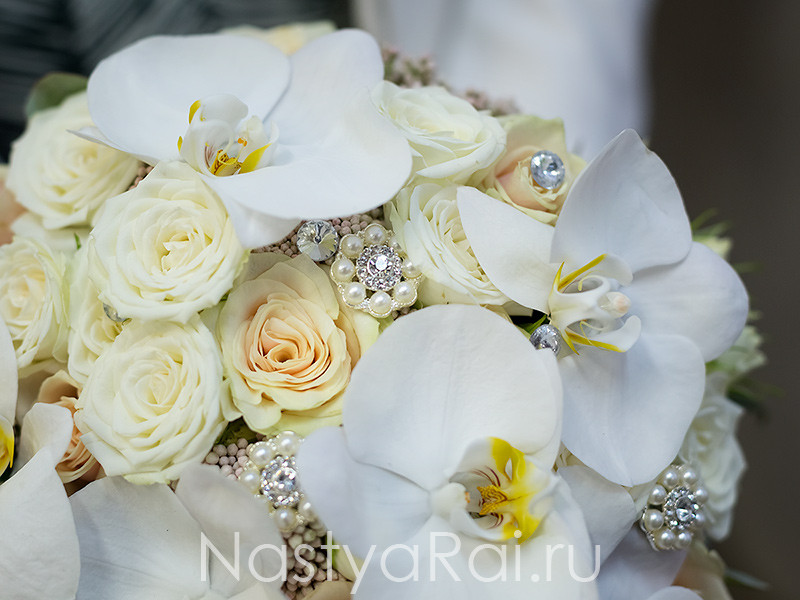 Фото. Шикарный букет невесты с орхидеями.