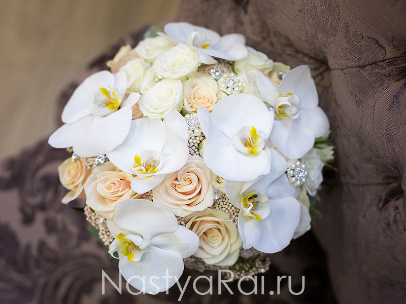 Фото. Шикарный букет невесты с орхидеями.