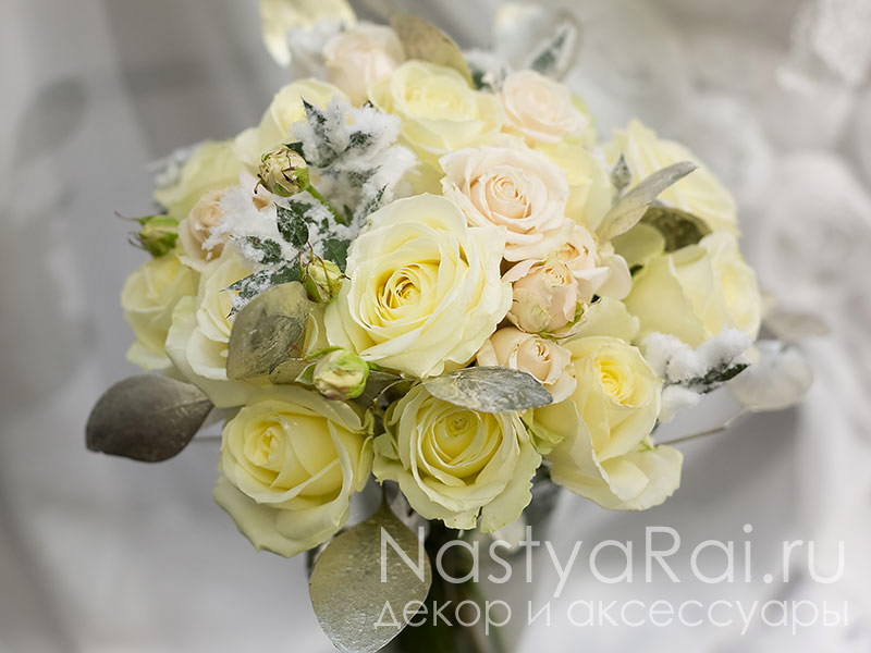 Фото. Букет невесты из роз и кустовых роз.