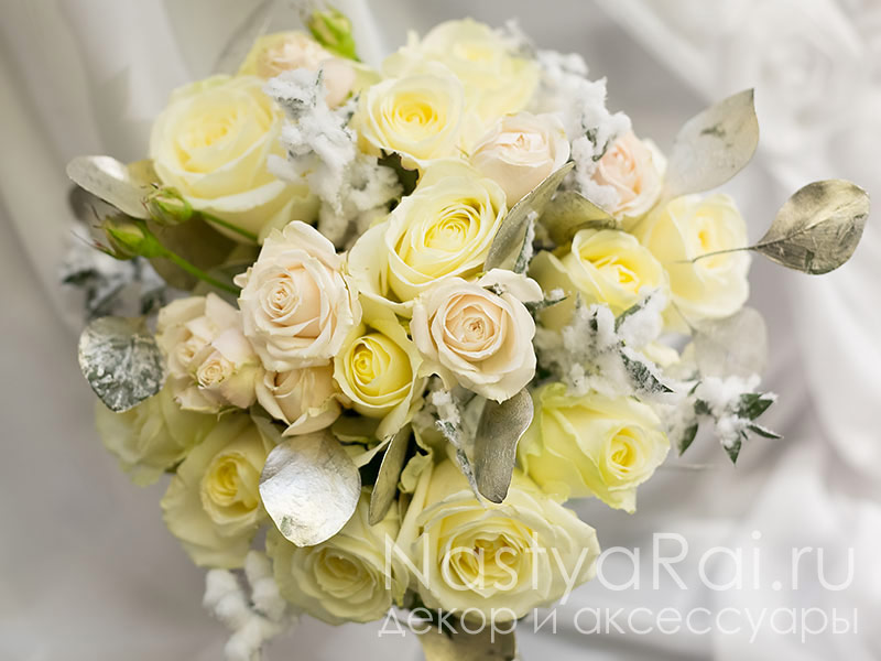 Фото. Букет невесты из роз и кустовых роз.