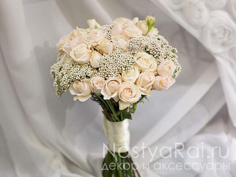 Фото. Букет невесты из кустовых роз и озатамнуса.