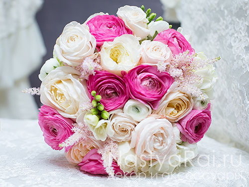 Букет невесты из ранункулюсов и пионовидных роз