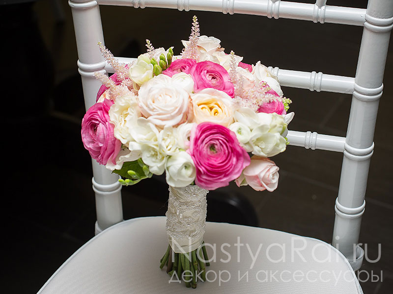Фото. Букет невесты из ранункулюсов и пионовидных роз.
