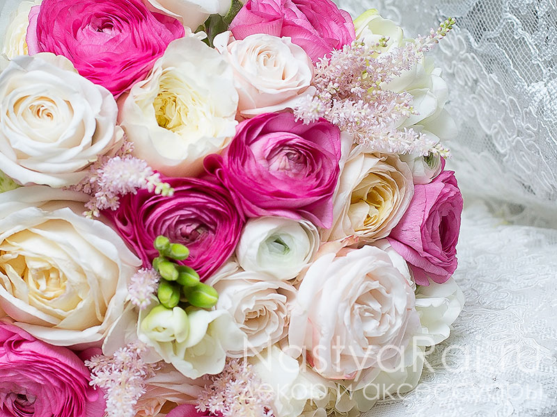 Фото. Букет невесты из ранункулюсов и пионовидных роз.