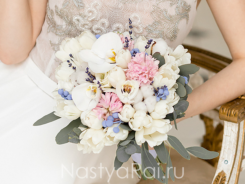 Фото. Букет невесты с орхидеями и лавандой.