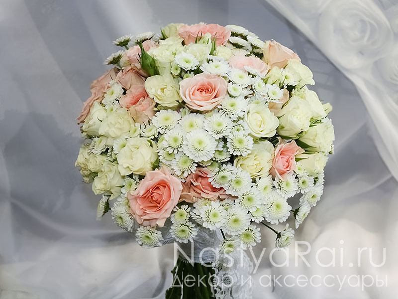 Фото. Свадебный букет из хризантем и кустовых роз.
