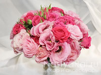 Розовый букет из кустовой розы и эустомы. Фото 000.