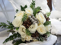 Зимний букет невесты из роз и эустомы. Фото 000.