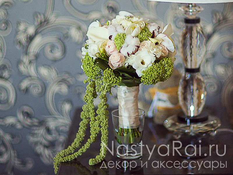 Фото. Букет невесты из роз, хлопка, орхидей.