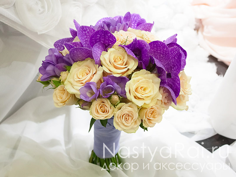 Фото. Букет невесты из роз, фрезий и орхидеи.