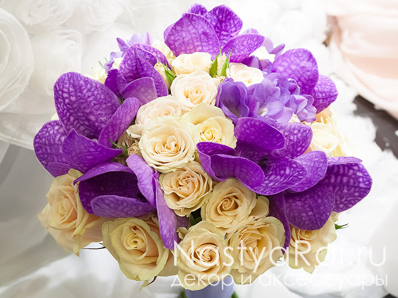 Фото. Букет невесты из роз, фрезий и орхидеи.
