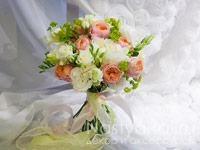 Букет для невесты из пионовидной розы и фрезии. Фото 000.
