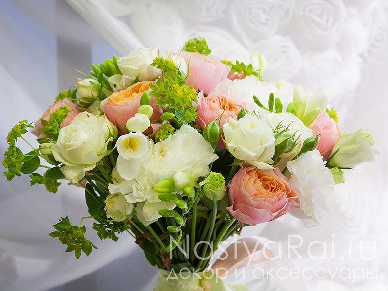 Фото. Букет для невесты из пионовидной розы и фрезии.